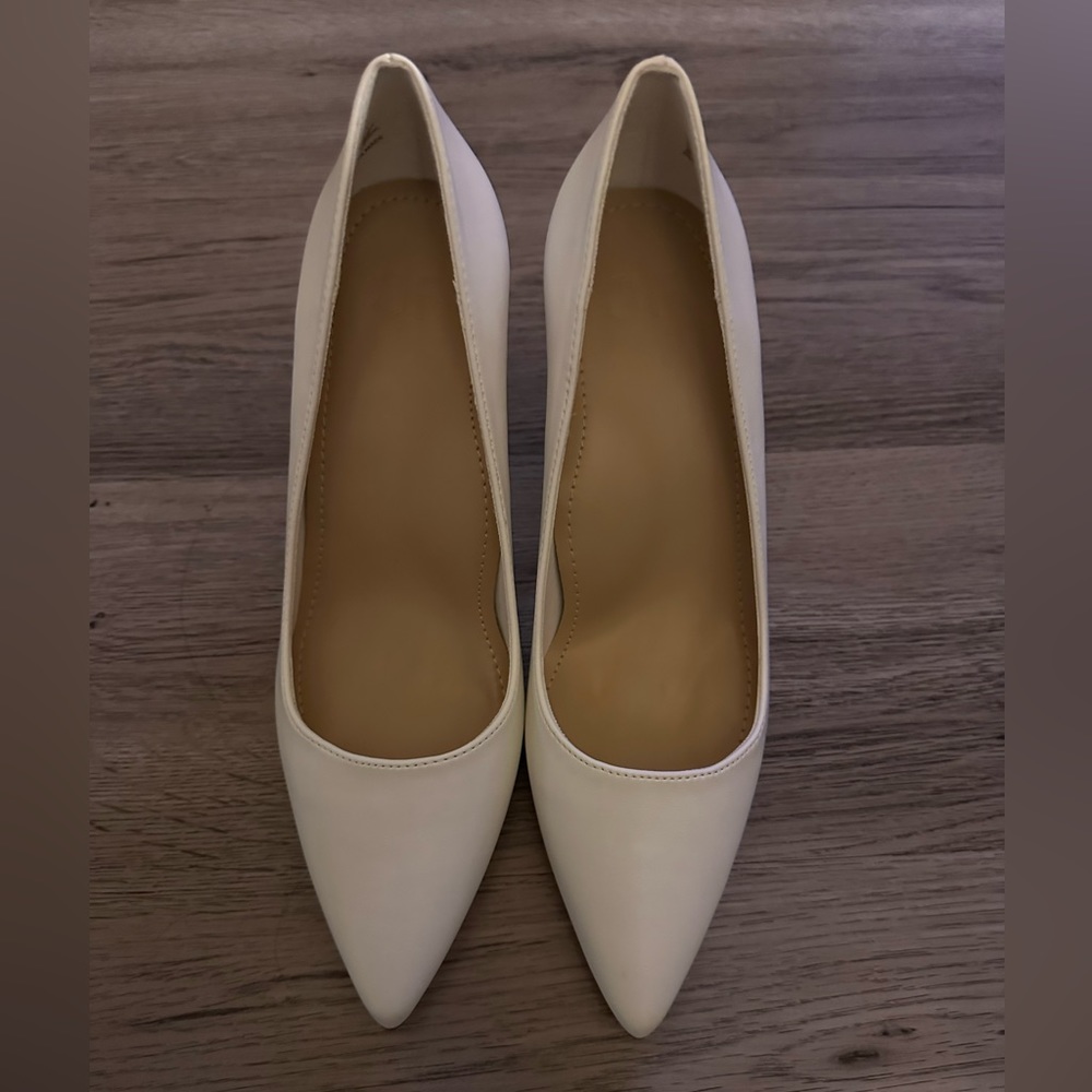 White pumps size 5.5
